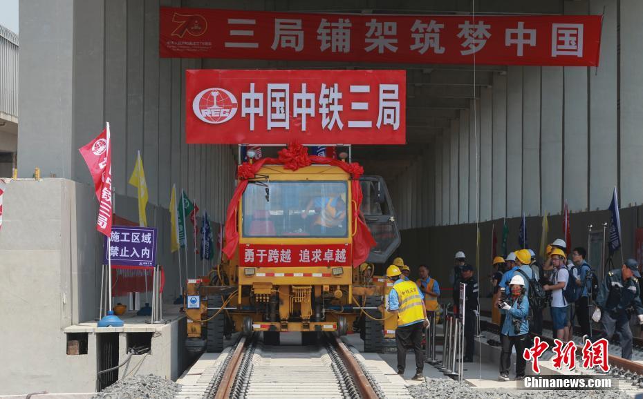 中国首条智能高铁——京张高铁全线轨道贯通