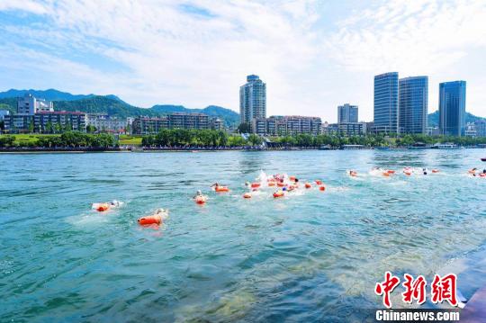 “夏日冬泳”国际挑战赛建德开赛 近3000人共游新安江
