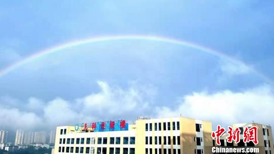 暴雨过后 四川自贡天空现美丽完整彩虹