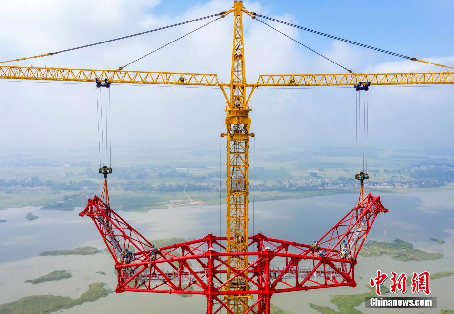 安徽淮河274.9米高的输电钢管塔成功封顶