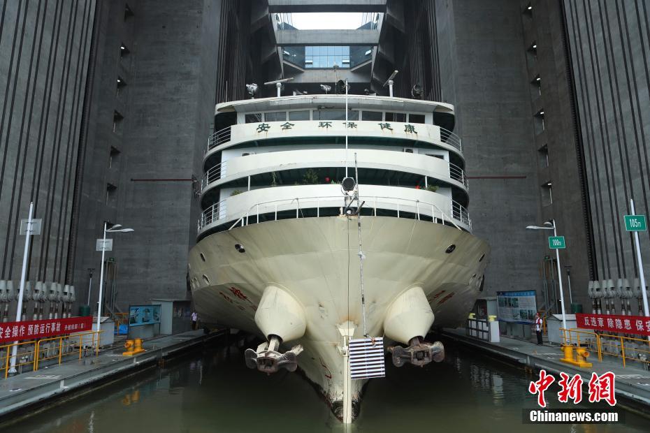 三峡升船机试通航三年 通过量近300万吨