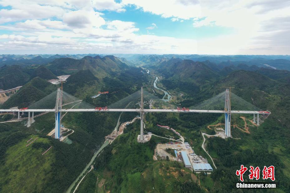 世界最高混凝土高塔桥平塘特大桥成功合龙