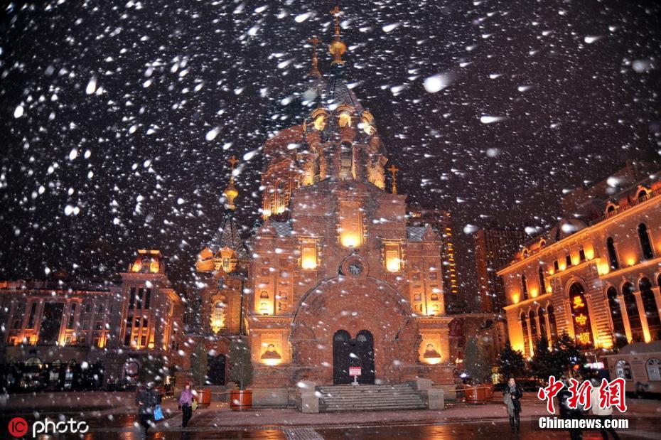 实拍雪夜冰城 看哈尔滨变身童话世界