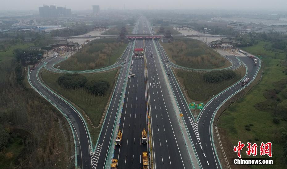 四川黄金旅游通道成乐高速28公里扩容项目试验段通车