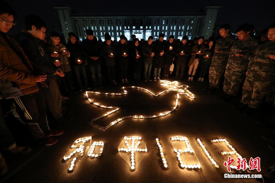 南京大学生烛光祭奠遇难同胞祈愿和平