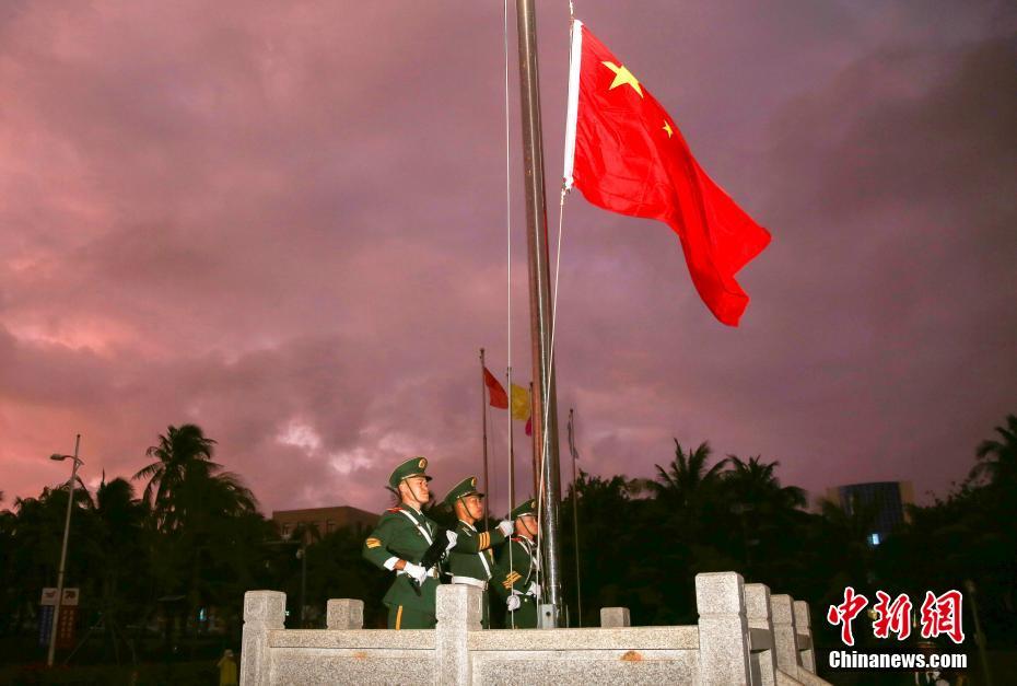 海南省三沙市举行元旦升旗仪式