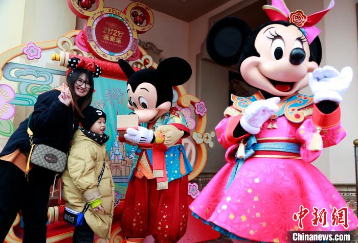 上海迪士尼打造浓郁年味吸引游客