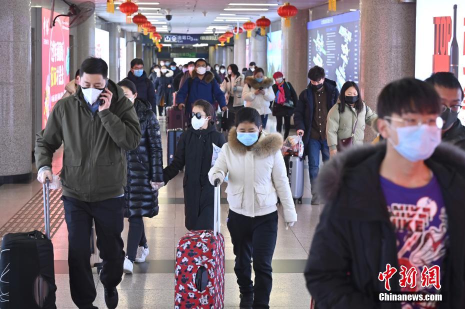 北京西站迎来春运返程客流