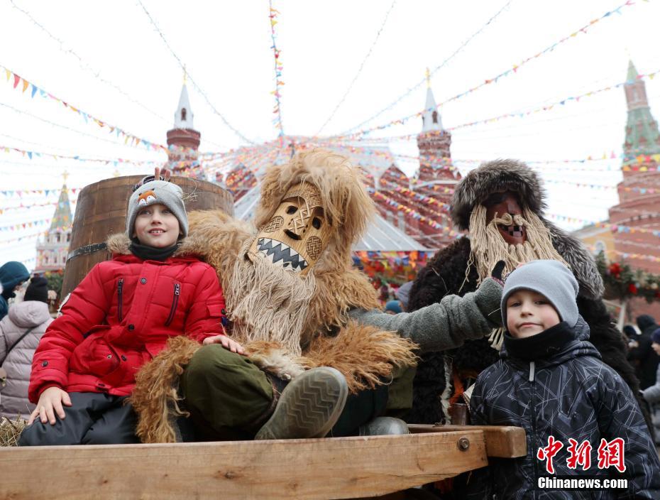 俄罗斯民众欢度送冬节