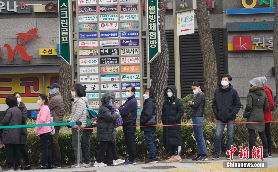 韩国首尔民众排长队买口罩