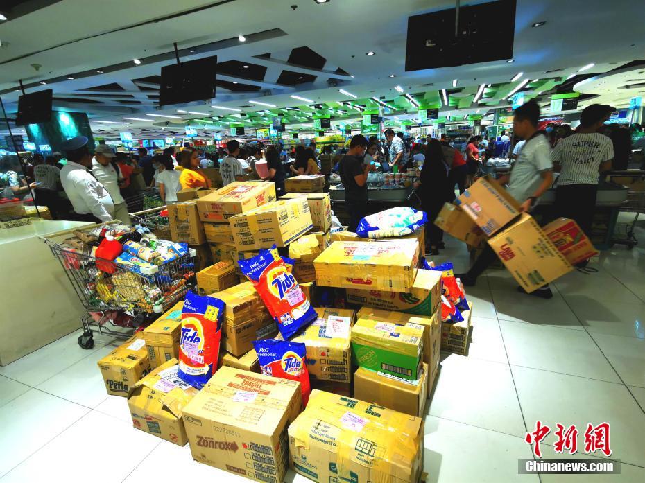 进入公共卫生紧急状态的马尼拉见闻：超市已购待提货物成堆