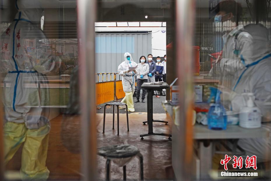 上海各区为复工复产企事业单位员工进行核酸检测