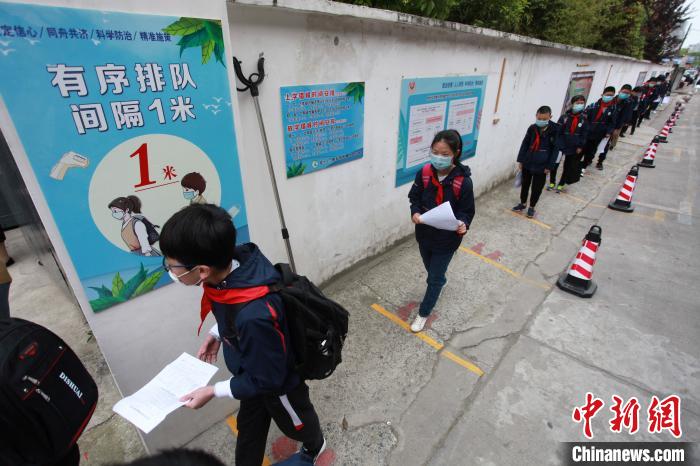 江苏扬州小学开学复课 学生戴着口罩上课