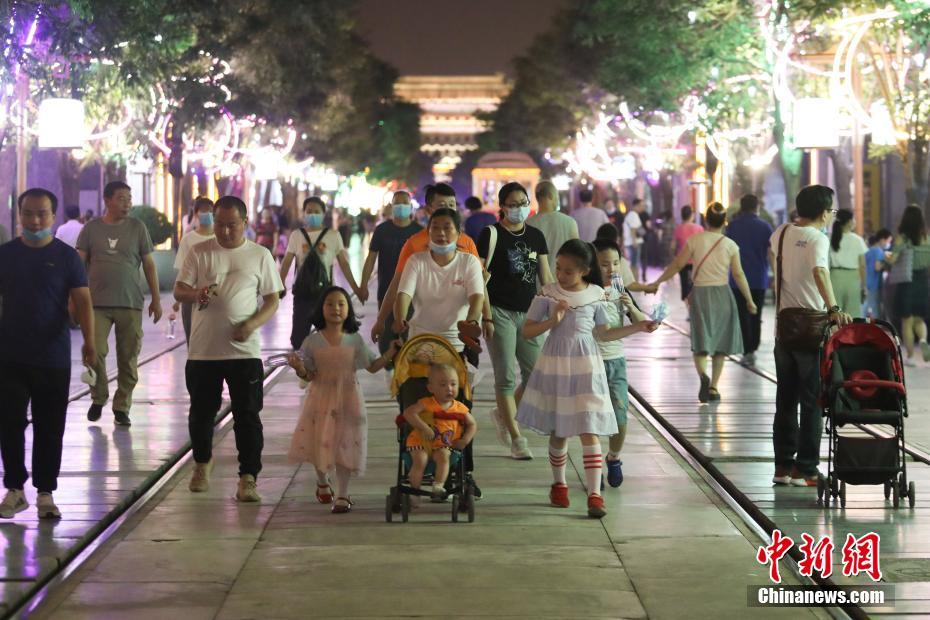 游客市民在北京前门大街感受“夜京城”魅力