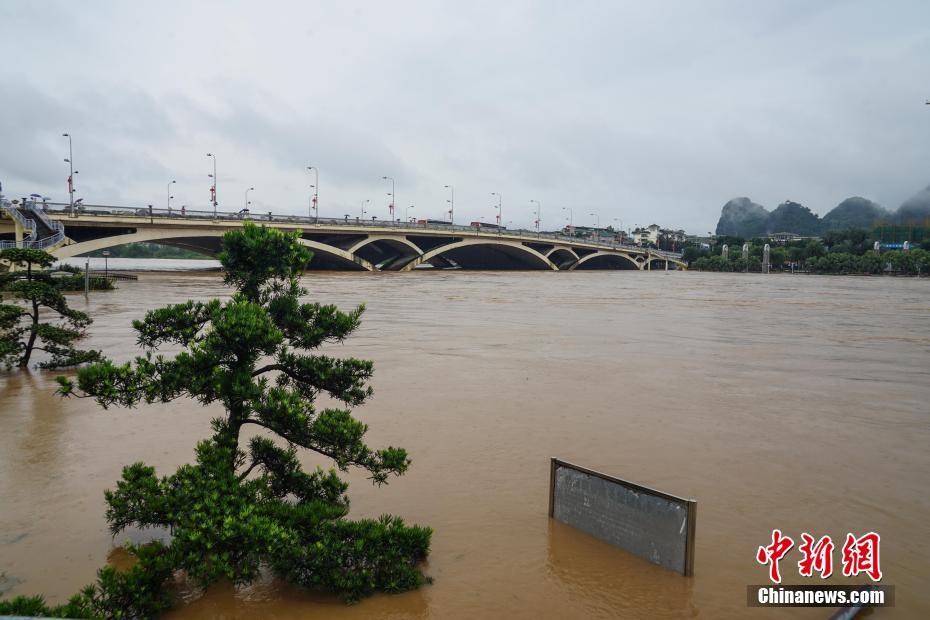 广西桂林持续强降雨 漓江迎来超警戒水位
