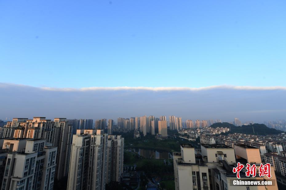 重庆上空现“阴阳天”景象 天空被一分为二
