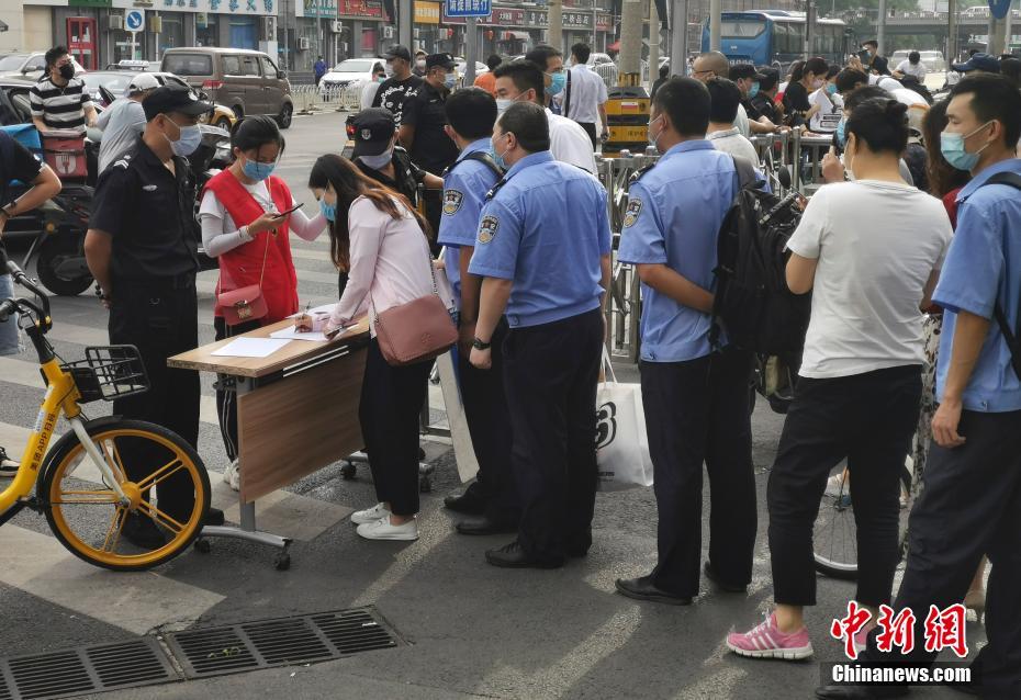 北京西城广外天陶红莲菜场周边社区实施封闭管理