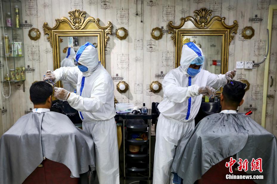 孟加拉国新冠病例数超九万 发型师穿防护服帮顾客理发