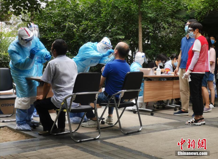 北京西城封闭社区为居民进行核酸检测
