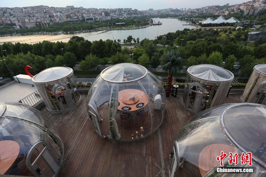 土耳其餐厅设置“圆顶”隔离用餐区 保障用餐期间“社交距离”