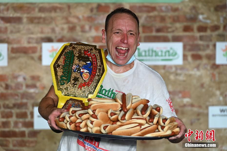 纽约举行吃热狗大赛 男子吃75个创世界纪录