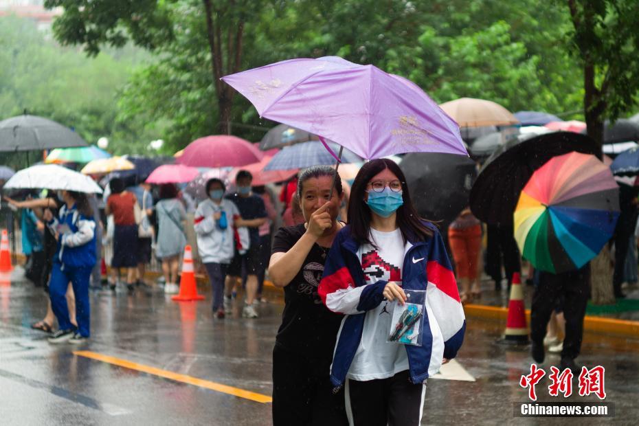 北京高考进入第三天 家长雨中接考生