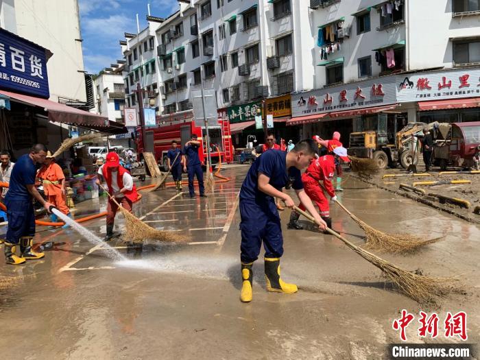 安徽歙县：助力灾后重建 黄山消防在行动