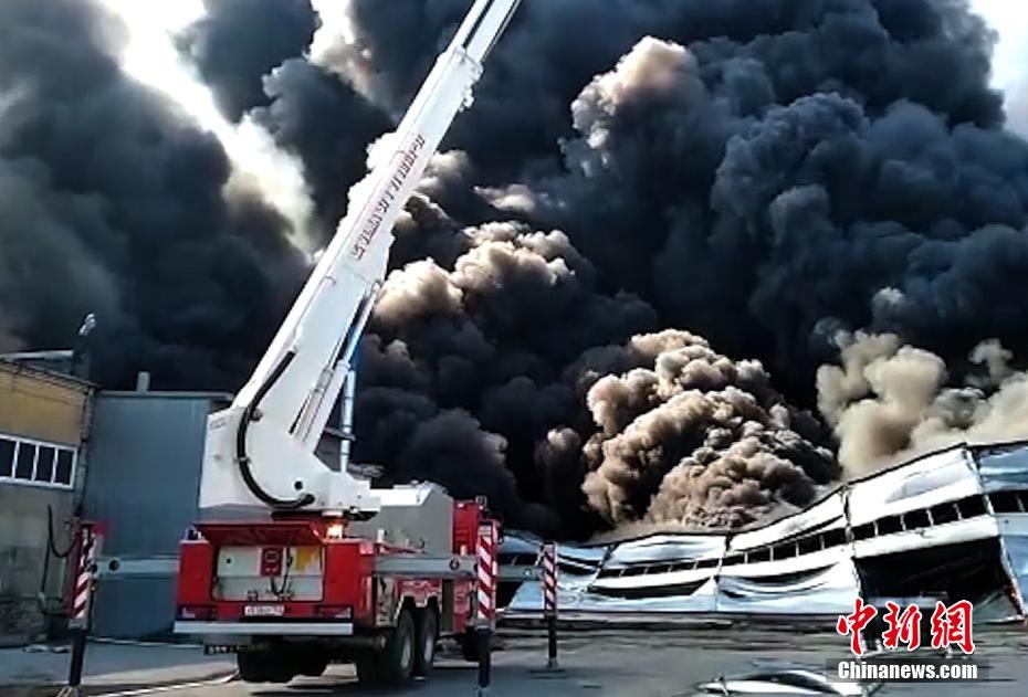 俄罗斯一油漆仓库发生大火 过火面积超1万平方米