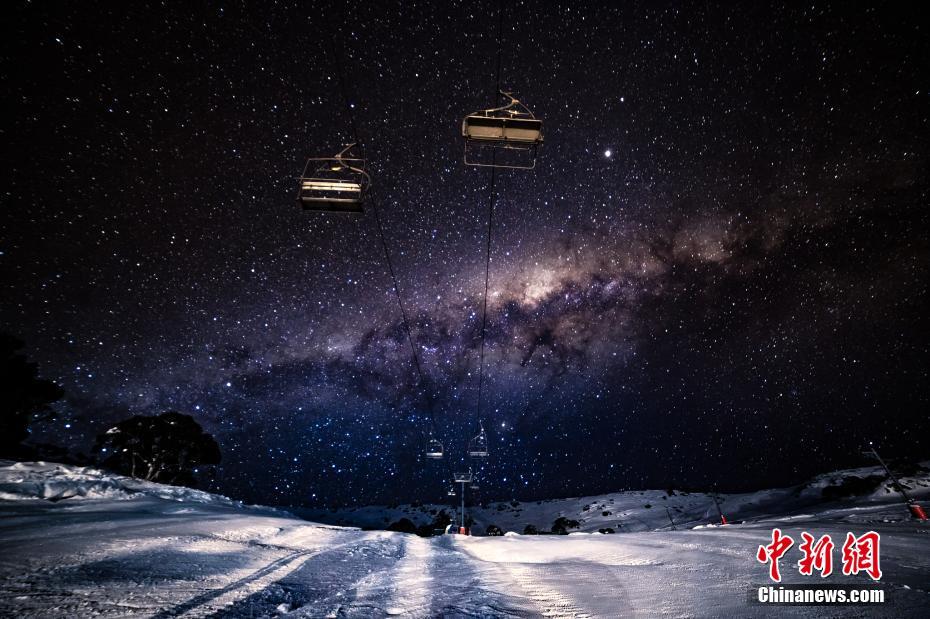 澳大利亚滑雪场夜间造雪 雪花与璀璨银河相辉映