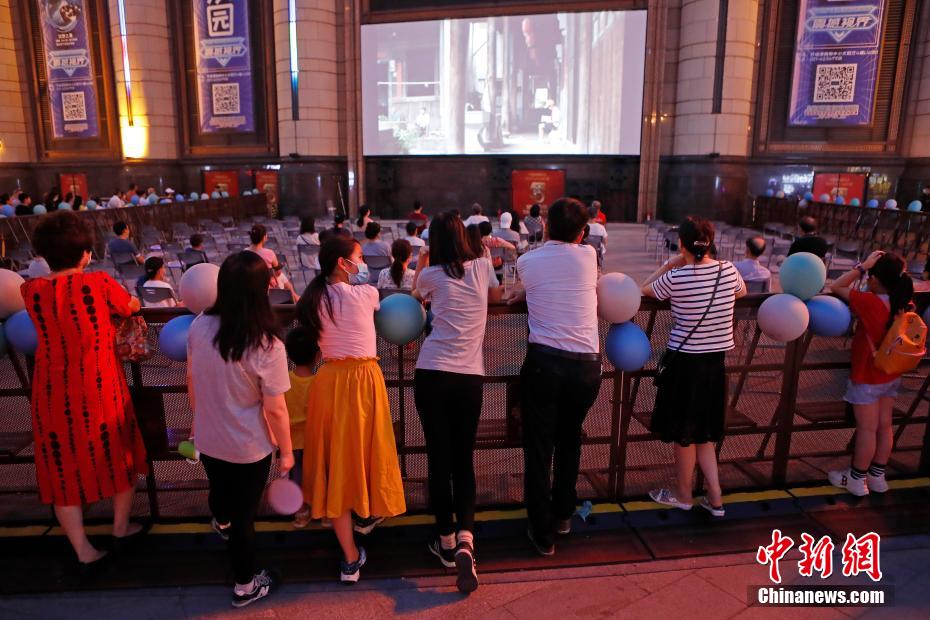 上海国际电影节推出露天展映吸引观众