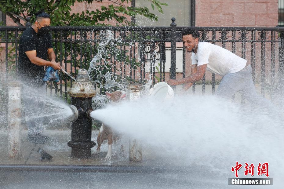 纽约开消防栓喷水为市民消暑