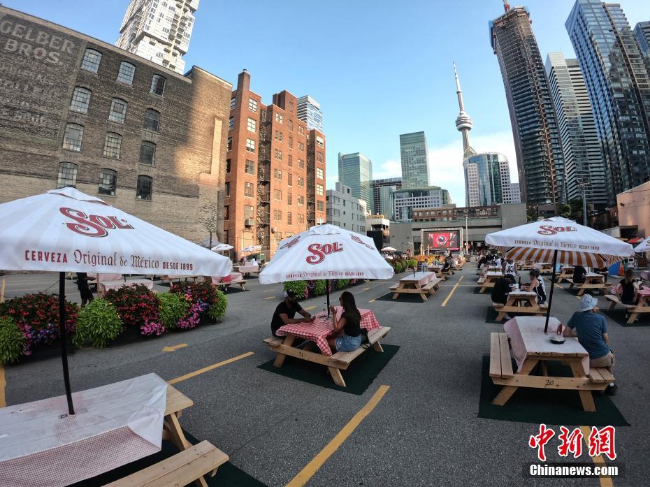 加拿大多伦多停车场变身“网红”露天餐吧