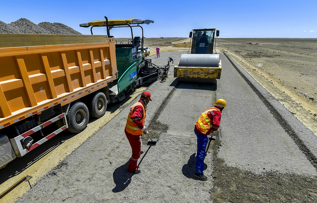 新疆首条沙漠高速公路建设提速 力争年内完工