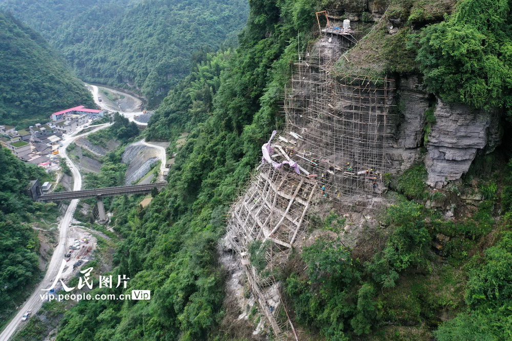 重庆黔江：悬崖绝壁上排危 保铁路运行安全