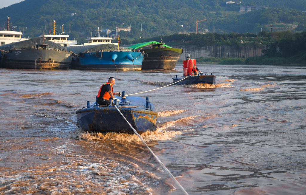 重庆：洪峰过境 航道工乘风破浪为船舶保驾护航