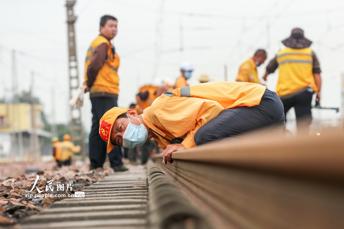 郑州：铁路部门积极开展灾后整修