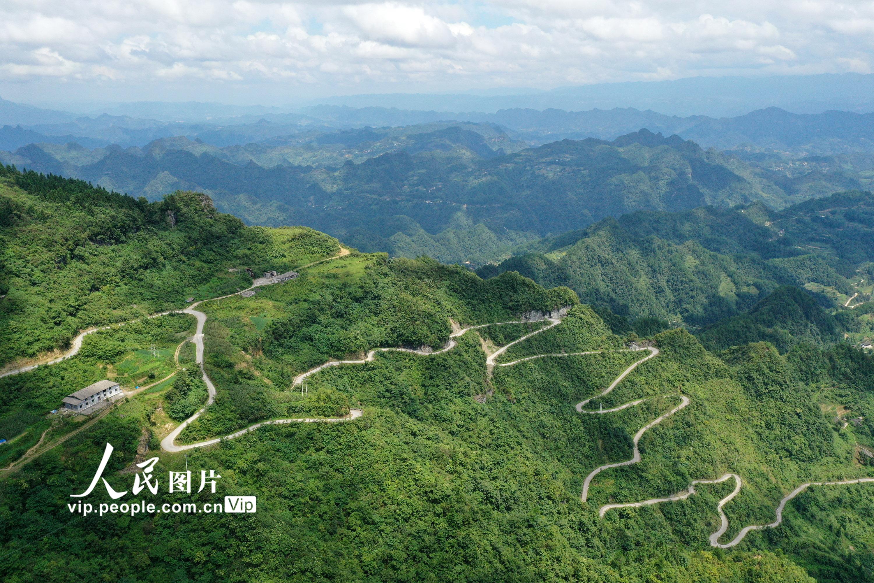 重庆黔江：弯弯“天路”修进悬崖村