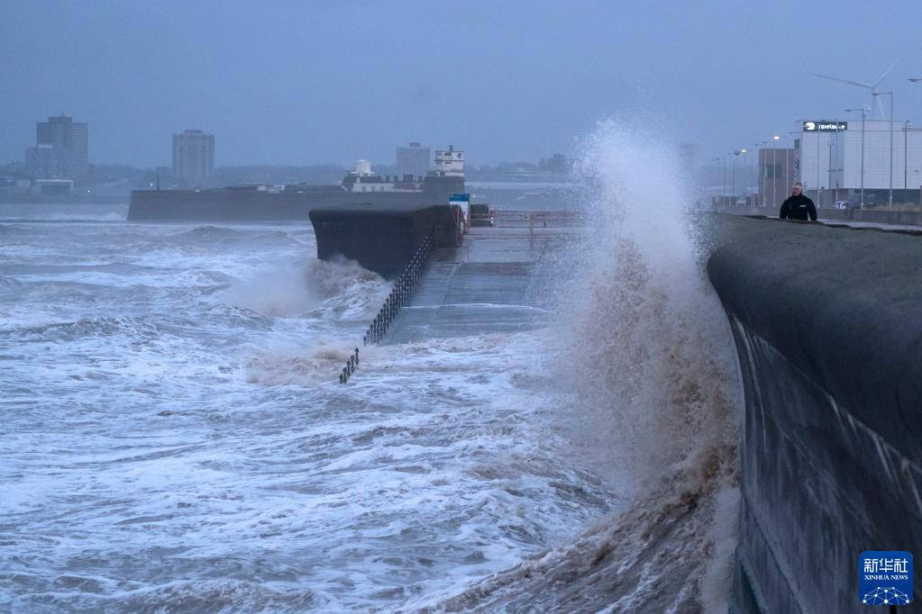 英国部分地区遭遇风暴天气