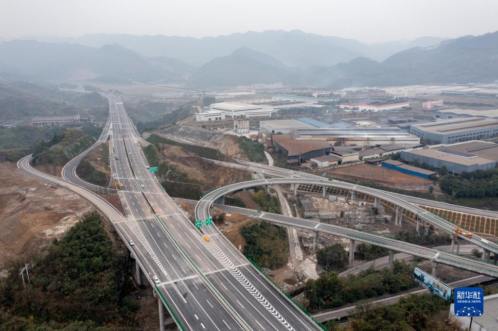 渝黔高速公路扩能项目万盛段建设进入尾声