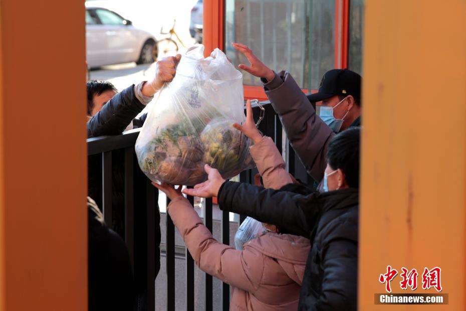 西安组织发放蔬菜等物资 为封闭小区提供保障