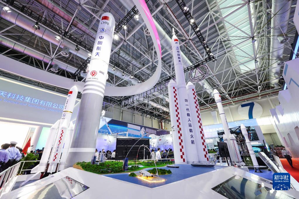 中国新一代运载火箭模型及发动机实物亮相中国航展