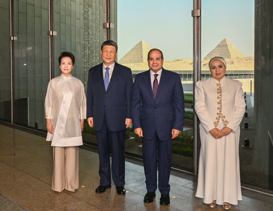 习近平和彭丽媛同埃及总统塞西夫妇共同参观大埃及博物馆 