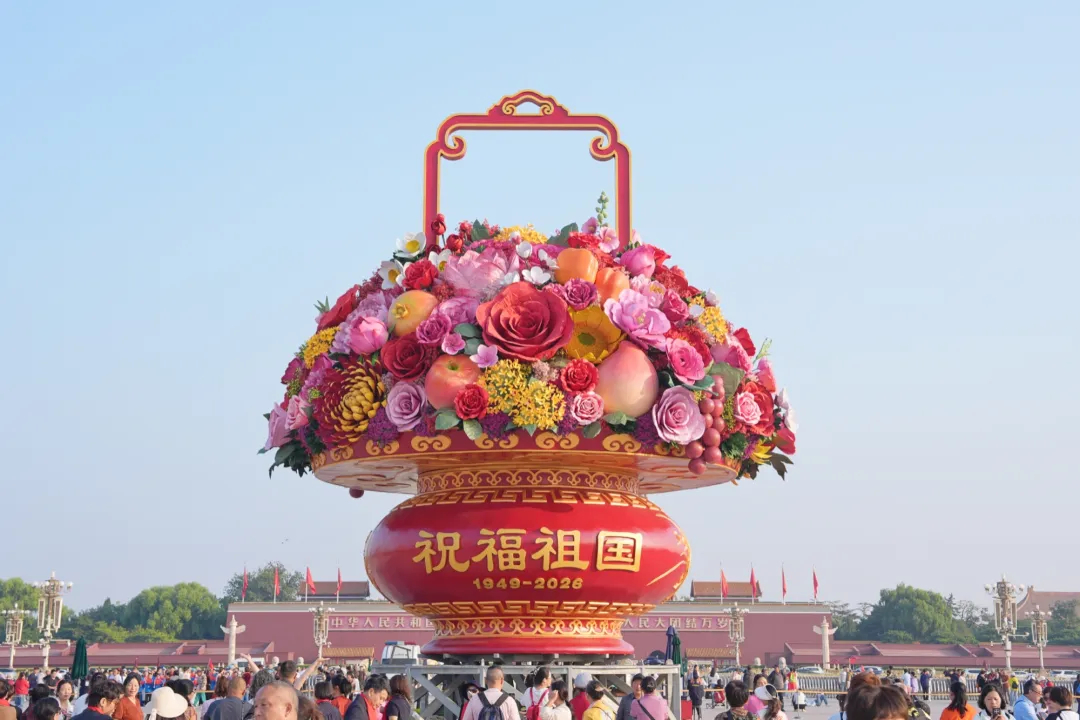 今天凌晨，天安门广场大花篮，亮相了！